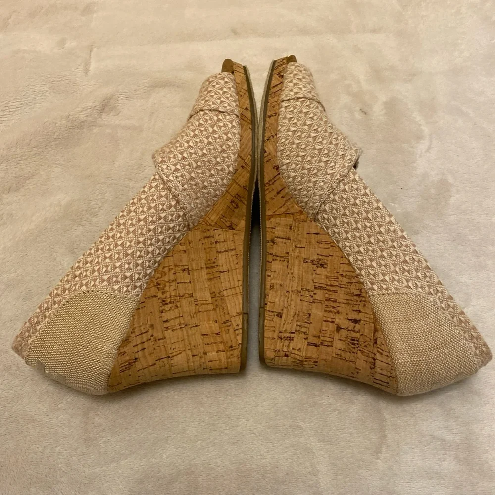 TOMS Women's  Beige Triangle Bow Cork Wedges